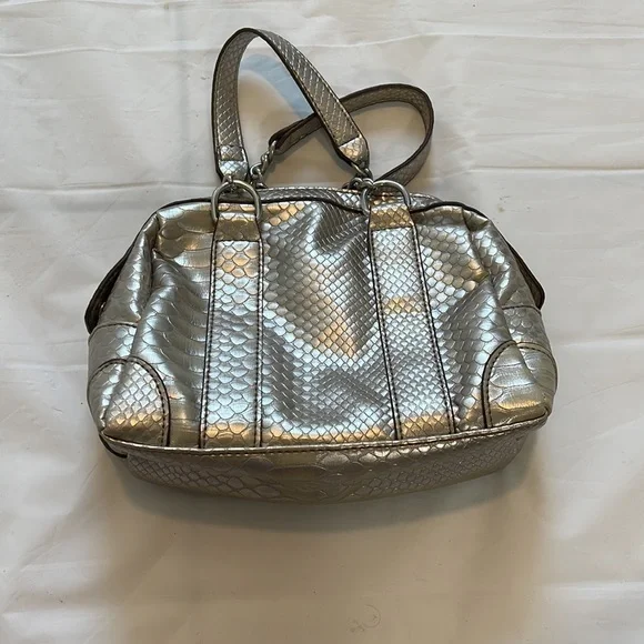 Liz Claiborne women’s bright silver faux crocodile handle bag - Picture 6 of 13